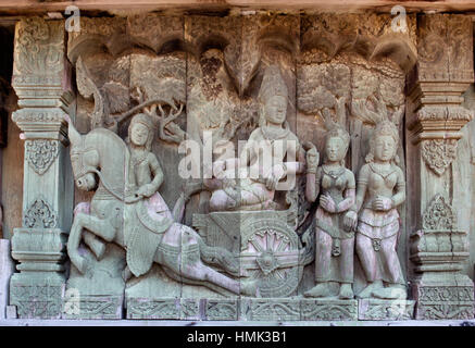 Relief, Holzschnitzerei, mythologische Figuren, Prasat Satchatham Tempel Sanctuary of Truth, Naklua, Pattaya, Provinz Chon Buri Stockfoto