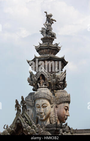 Gesichter und Ornamente, Figuren aus der Mythologie, Prasat Satchatham Tempel, Sanctuary of Truth, Naklua, Pattaya, Provinz Chon Buri Stockfoto