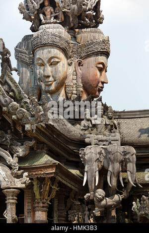 Gesichter und Ornamente, Figuren aus der Mythologie, Prasat Satchatham Tempel, Sanctuary of Truth, Naklua, Pattaya, Provinz Chon Buri Stockfoto