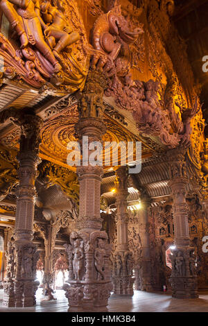 Interieur, Holzschnitzereien und mythologische Figuren, Prasat Satchatham Tempel, Sanctuary of Truth, Naklua, Pattaya Stockfoto