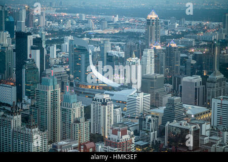 Skyline mit Wolkenkratzern, Stadtbild in der Abenddämmerung, Bangkok, Thailand Stockfoto