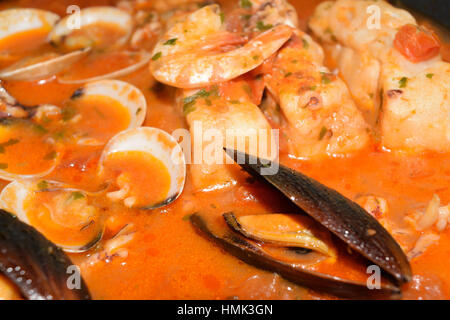 Leckere Fischsuppe mit Kabeljau, Garnelen, Muscheln und anderen Weichtieren Stockfoto