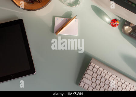 Bürotisch von oben fotografiert. Stockfoto