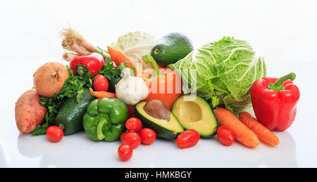 Auswahl an frischem Gemüse auf weißem Hintergrund Stockfoto