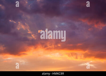 Feurige lebendige Sonnenuntergang Himmel Wolken Stockfoto