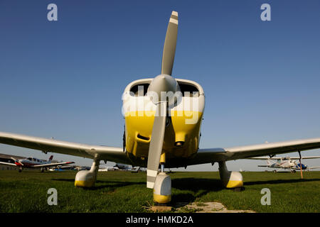 Propeller der Piper PA-28-161 Cherokee Krieger 2 und Cessna 152 geparkt auf dem Rasen Stockfoto