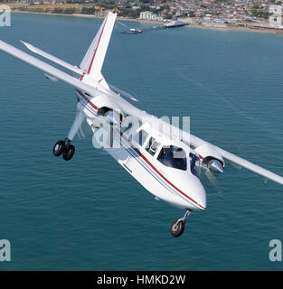 Australien - Queensland Polizei Britten Norman BN-2 b-20 Islander fliegen über das Meer Stockfoto