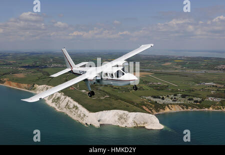 Australien - Queensland Polizei Britten Norman BN-2 b-20 Islander fliegen über das Meer und die Klippen Stockfoto