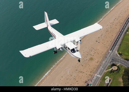 Australien - Queensland Polizei Britten Norman BN-2 b-20 Islander fliegen über der Küste Stockfoto