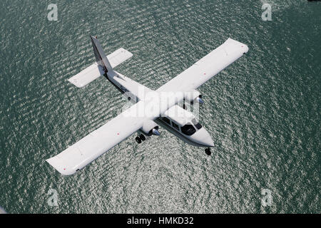 Australien - Queensland Polizei Britten Norman BN-2 b-20 Islander fliegen über das Meer Stockfoto