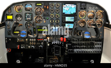 Kontrolle-Jochen und Cockpit Instrumente der Australien - Queensland Polizei Britten Norman BN-2 b-20 Islander Stockfoto