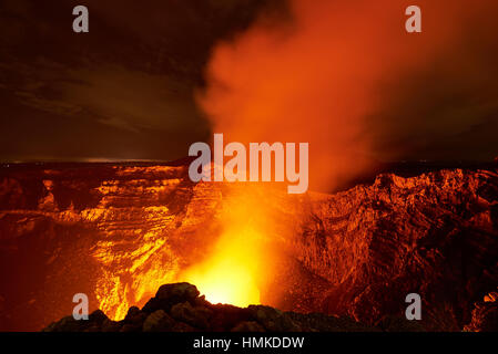 Orange Leuchten aus Vulkankrater in der Nacht Stockfoto