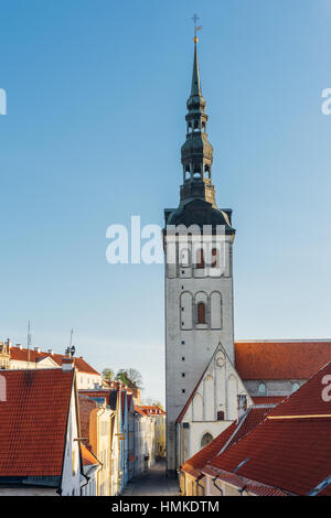 St.-Nikolaus Kirche und leere Straße der Altstadt, Tallinn, Estland Stockfoto