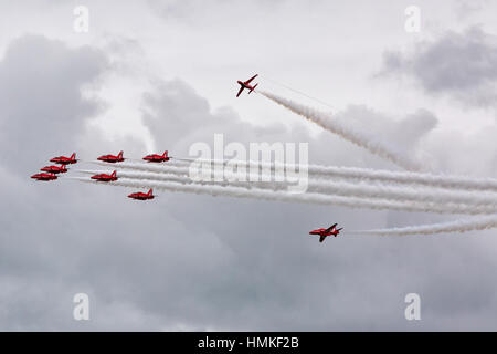 Bournemouth, Dorset, ENGLAND - 21. August 2016: Bournemouth Air Festival 2016 - neun Hawk T-roter Pfeil-Jets führen Kunstflug und mid-Air Stunts Acros Stockfoto