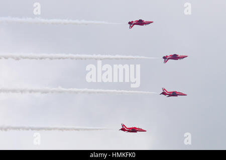 Bournemouth, Dorset, ENGLAND - 21. August 2016: Bournemouth Air Festival 2016 - zeigen vier der RAF Team The Red Arrows fliegen in Formation über eine Stockfoto