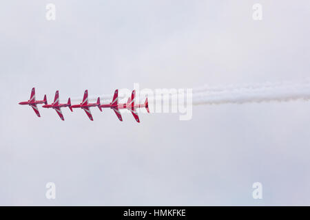 Bournemouth, Dorset, ENGLAND - 21. August 2016: Bournemouth Air Festival 2016 - zeigen fünf der RAF Team The Red Arrows fliegen in Formation über eine Stockfoto