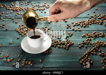 Lebendige Macarons auf hellen lila Hintergrundtextur Stockfoto