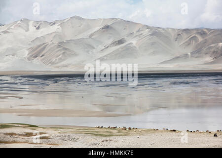 White Sands, Berge und Bulung-Kul-See Stockfoto