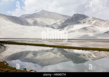 White Sands, Berge und Bulung-Kul-See Stockfoto