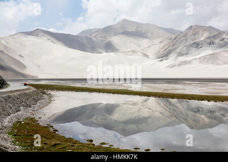 White Sands, Berge und Bulung-Kul-See Stockfoto