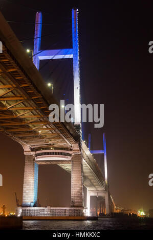 Nachtansicht der Yokohama Bay Bridge in Kanagawa, Japan. Stockfoto