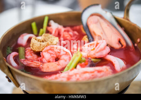 Flache rosa Meeresfrüchte Nudeln mit Fisch Meeresfrüchte Garnelen Tintenfisch Stockfoto