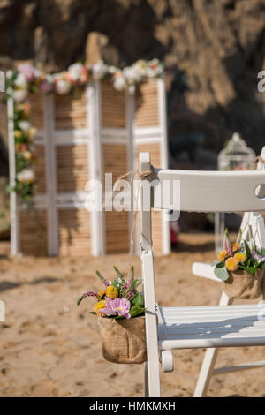 Strand Hochzeitsdetails direkt am Meer Stockfoto