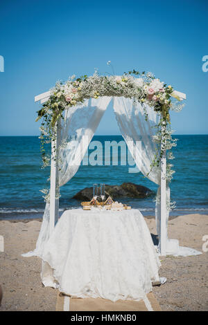 Strand Hochzeitsdetails direkt am Meer Stockfoto