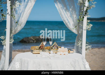 Strand Hochzeitsdetails direkt am Meer Stockfoto