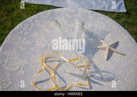 Hochzeit-Gläser und Ringe an den Muscheln und Seesterne. Tabelle mit Spitze. Stockfoto