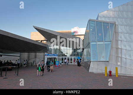 Der Eingang in das New England Aquarium, Boston Waterboat Marina, Boston, Massachusetts, USA. Stockfoto