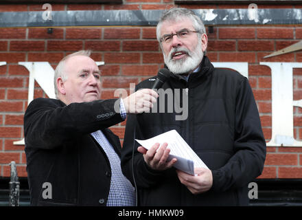 Sinn Féin Führer Gerry Adams (rechts) spricht während eines Ereignisses gedenken im Sinn Féin Falls Road Hauptquartier zu drei Arbeiter Partei erinnern, die im Büro vor 25 Jahren getötet wurden. Stockfoto