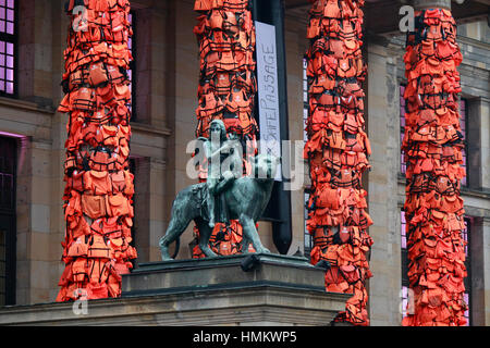 Eine Politik-Installation des Chinesischen Kuenstlers Ai Weiwei Zur Fluechtlingsproblematik Mit Rettungswesten der Firma "Yamaha", Gendarmenmarkt, 14. Stockfoto