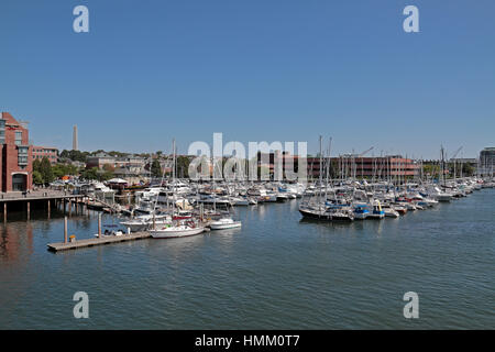 Verfassung-Marina betrachtet von Charlestown Bridge (North Washington Street Bridge) in Boston, Massachusetts, Vereinigte Staaten. Stockfoto