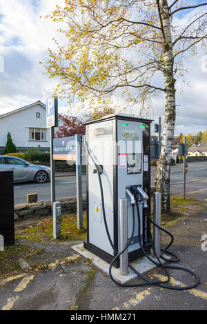 Ein Elektrofahrzeug aufladen Punkt auf einem Parkplatz in Ambleside, Cumbria, England. Stockfoto