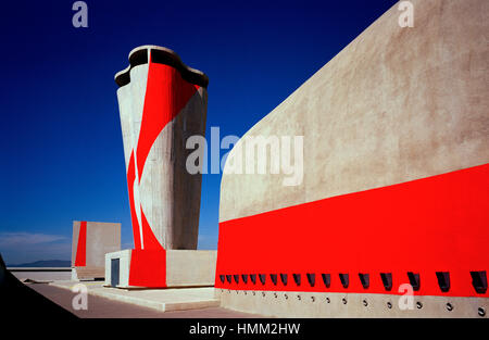 Artwork von Felice Varini bei Unite d ' habitation in Marseille in der Provence in Frankreich. Brutalist Gebäude von Le Corbusier Stockfoto