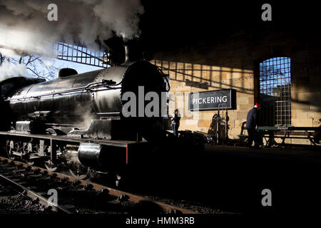 Dampfzug auf den North York Moors in Pickerting, North Yorkshire, UK Stockfoto