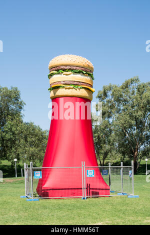 Riesige Big Mac Hamburger auf dem Display bei Tamworth NSW Australia. Stockfoto