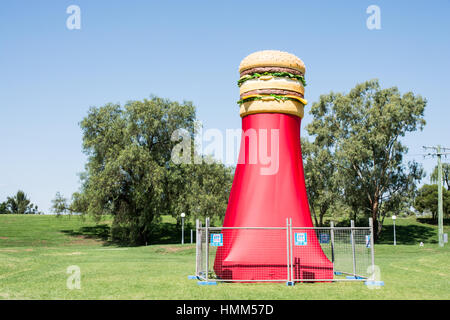 Riesige Big Mac Hamburger auf dem Display bei Tamworth NSW Australia. Stockfoto