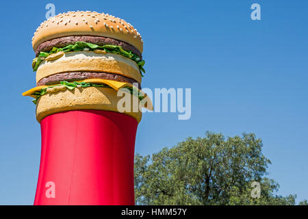 Riesige Big Mac Hamburger auf dem Display bei Tamworth NSW Australia. Stockfoto