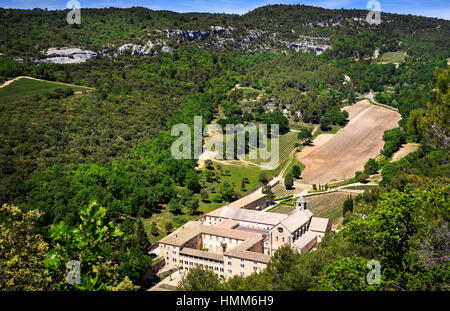 Blick auf Notre Dame de Senanque Abbey in der Nähe von Gordes, Luberon, Provence, Frankreich Stockfoto