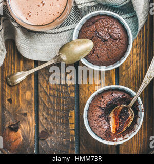 Schokolade Soufflee in Backen, Tassen und Mokka, quadratische Ernte Stockfoto