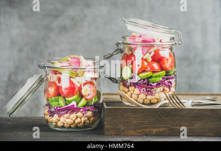 Gesunder Salat in Gläser mit Gemüse und Kichererbsen Sprossen Stockfoto