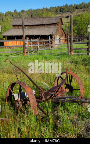 Scheune mit Bauernhof implementieren, Riddle Brüder Ranch National Historic District, Donner Und Blitzen Wild and Scenic River, Steens Mountain Genossenschaft Mana Stockfoto