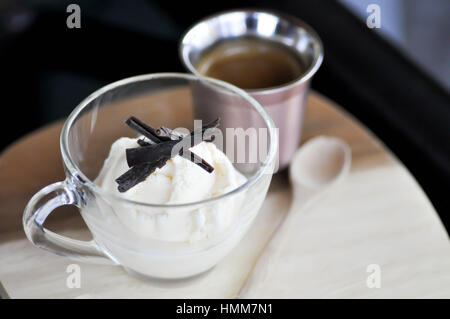 Affogato oder Espresso Kaffee mit Eis auf Tablett aus Holz Stockfoto