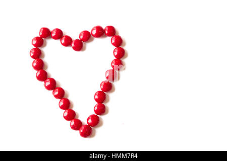 Bunte Red Candy geformt ein Herz isoliert auf weißem Hintergrund Stockfoto