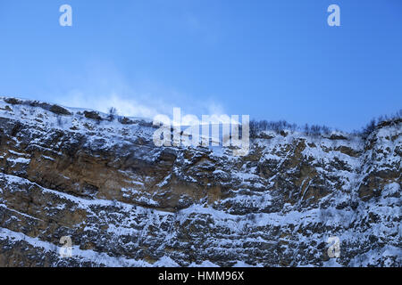 Felsen im Schnee bei Wind Winterabend. Blick vom Skihang. Großen Kaukasus, Shahdagh, Aserbaidschan. Stockfoto