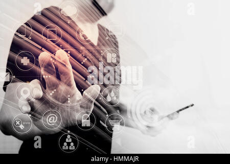 Doppelbelichtung Designer Hand einen imaginären Taste halten, Smartphone, digitale Grafik virtuelle Bildschirmsymbole, Diagramm, Diagramm, London Merkmal Stockfoto