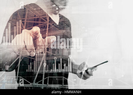 Doppelbelichtung Designer Hand einen imaginären Taste halten, Smartphone, digitale Grafik virtuelle Bildschirmsymbole, Diagramm, Diagramm, London Merkmal Stockfoto
