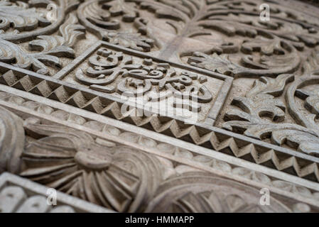 Holztür eines Gebäudes in Stone Town, Sansibar, Tansania Stockfoto